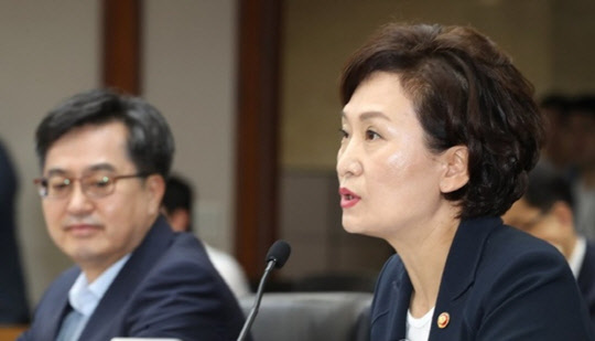 집을 20채 이상 소유한 임대사업자가 전국적으로 8600명을 넘어섰다. 국토교통부의 오락가락하는 임대사업자 등록 정책으로 사업자와 국민 모두가 혼란을 겪고 있다는 지적이 제기된다.<연합뉴스>